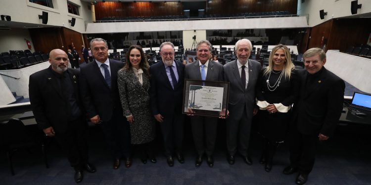 Diretor da Itaipu Binacional do lado brasileiro, Anatalício Risden é homenageado na Alep