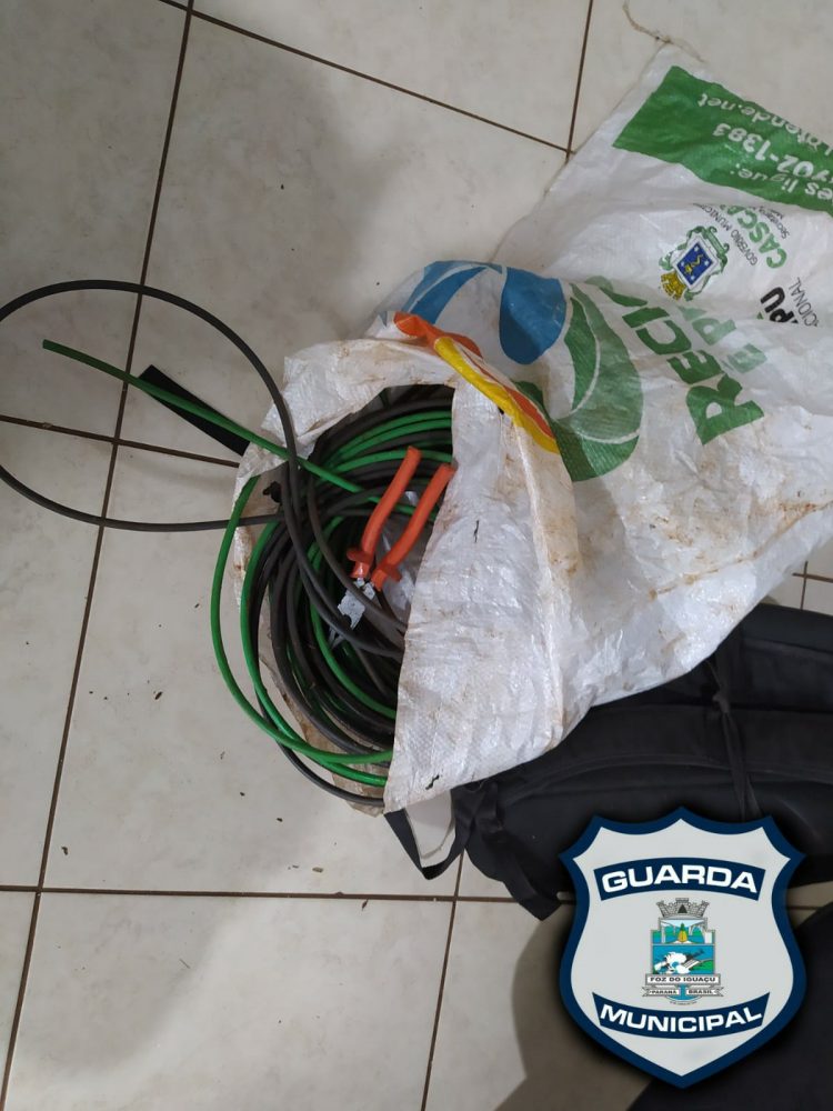 Homem é preso furtando fios da rede de iluminação pública
