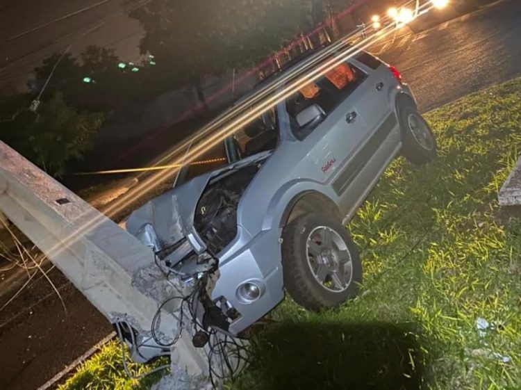 Família fica ferida após carro bater em poste da Avenida Jules Rimet