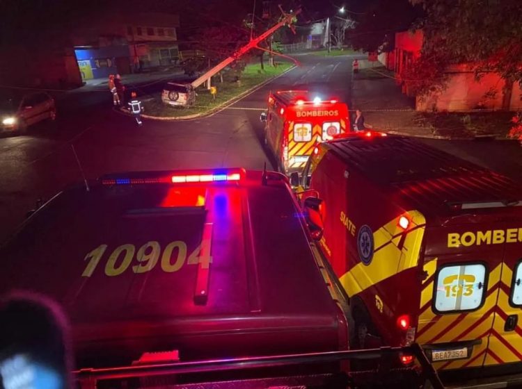Família fica ferida após carro bater em poste da Avenida Jules Rimet