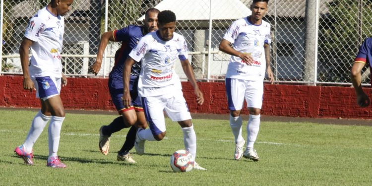 Foz do Iguaçu é prejudicado pela arbitragem e empata com o Toledo no Paranaense