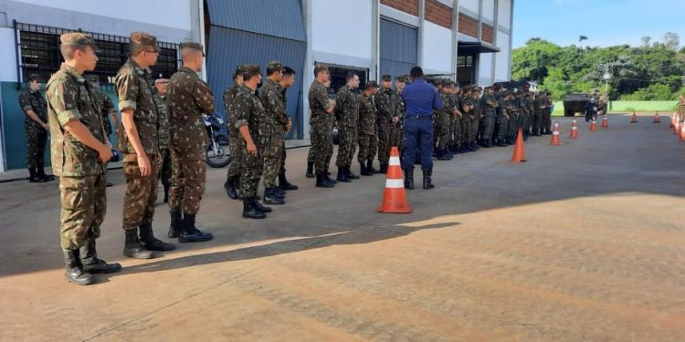 GM de Foz ministra instruções sobre o trânsito para militares do 34º Batalhão do Exército