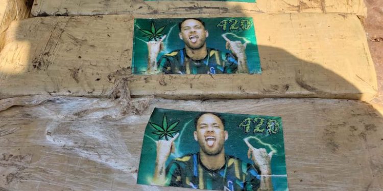 Polícia Nacional do Paraguai apreende 800kg de maconha comercializadas com fotos do Neymar