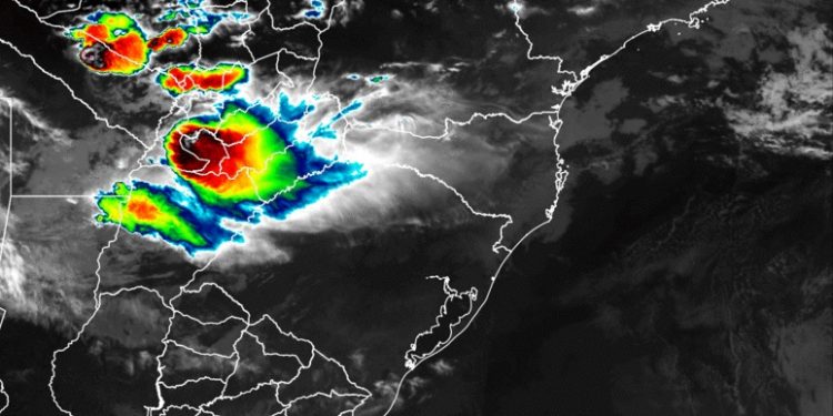 Tempo muda e chuva avança pelo Sul do Brasil nesta quinta