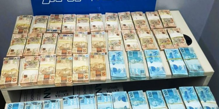 Homem tentou deixar a Argentina com R$ 350 mil sem declaração