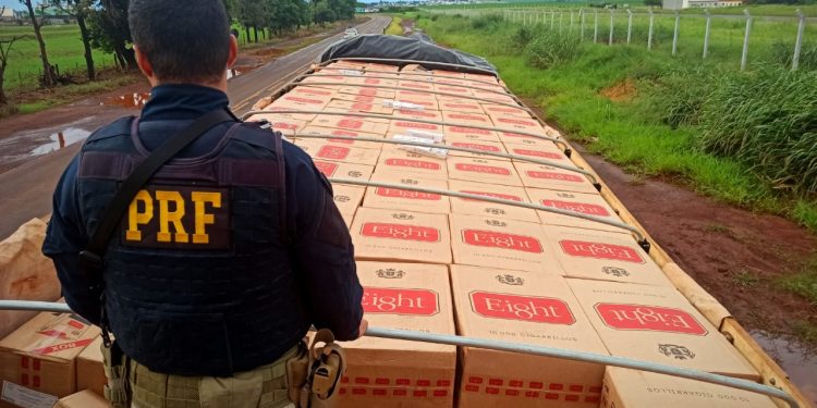 PRF apreende quase meio milhão de maços de cigarros no Paraná