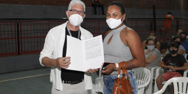 Programa Moradia Legal entrega escritura para 317 famílias iguaçuenses