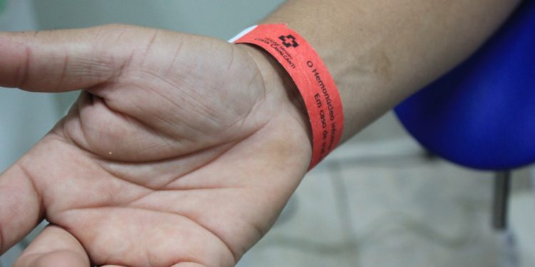 Doadores de sangue passam a receber pulseira de identificação pós-doação