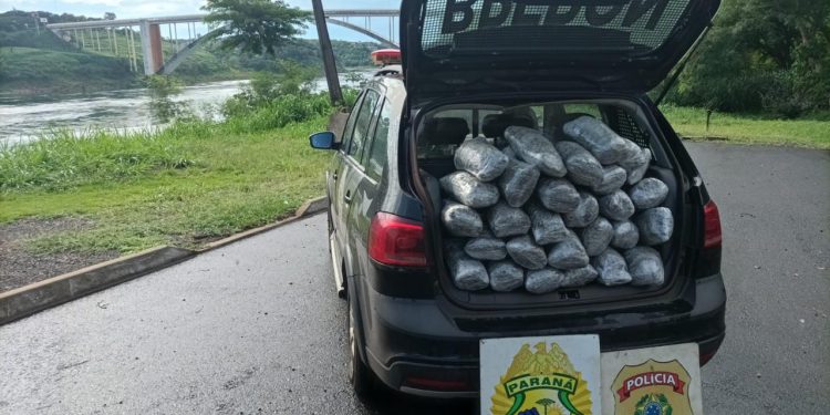 Forças de seguranças apreendem 30kg de maconha em porto clandestino