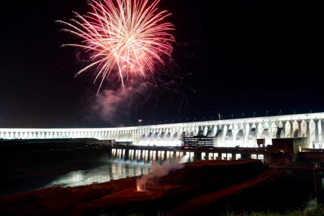 itaipu iluminada