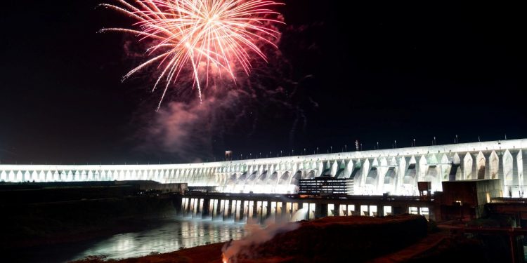 itaipu iluminada