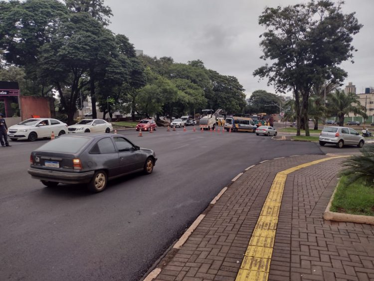 Obras da Av. Costa e Silva segue em andamento com trânsito em meia pista