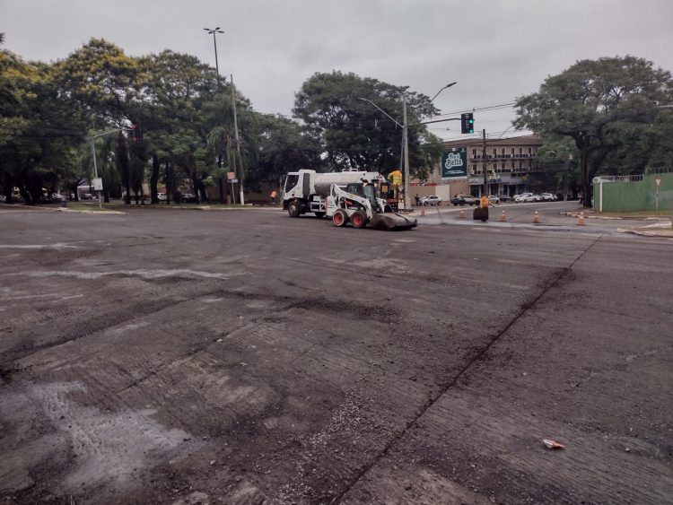 Obras da Av. Costa e Silva segue em andamento com trânsito em meia pista
