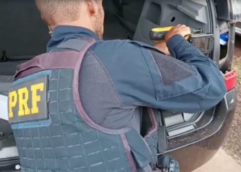 Celulares escondidos em fundo falso de automóvel são apreendidos pela PRF