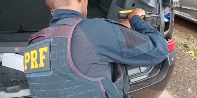 Celulares escondidos em fundo falso de automóvel são apreendidos pela PRF