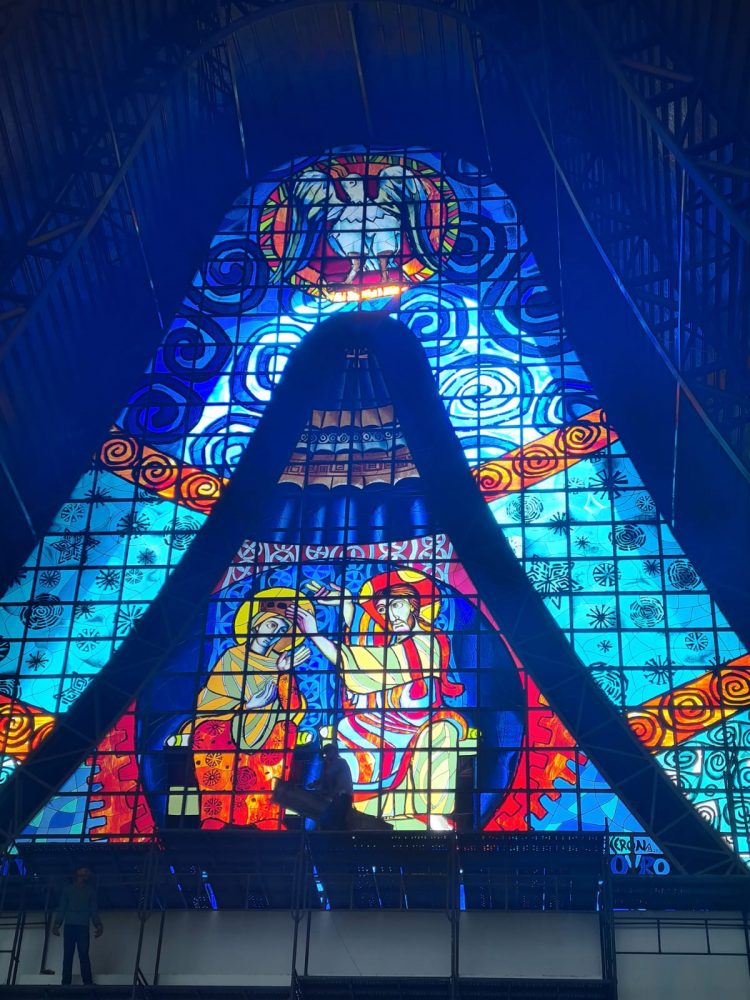 Vitrais da obra da Catedral Nossa Senhora de Guadalupe começam a ser colocadas