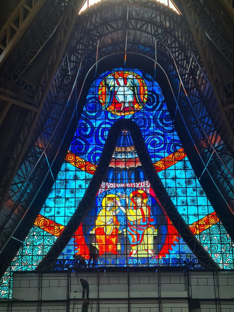 Vitrais da obra da Catedral Nossa Senhora de Guadalupe começam a ser colocadas