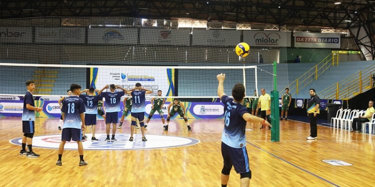 Juventude em quadra: Brasileiro Escolar de Voleibol reúne em Foz mais de 900 atletas de todo o Brasil