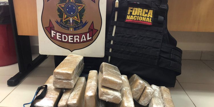 Mulher é presa pela Polícia Federal transportando maconha em ônibus interestadual