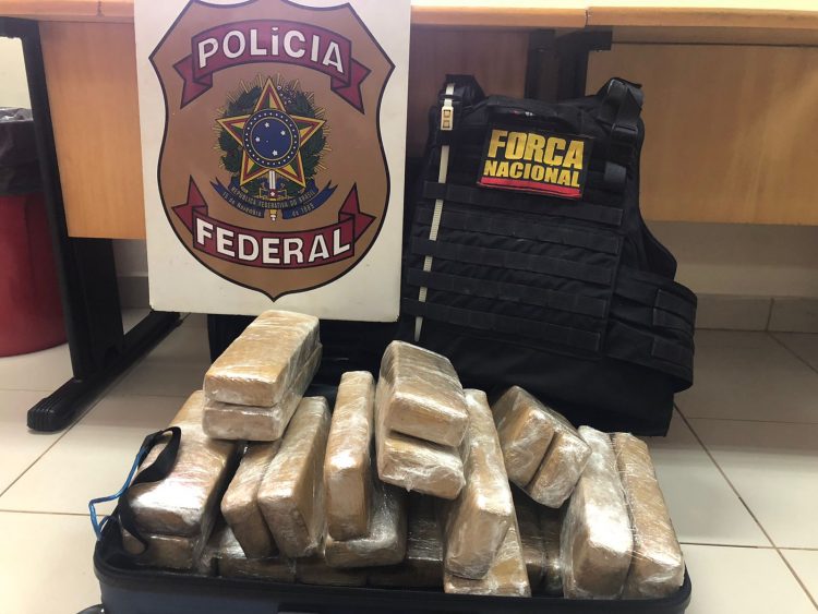 Mulher é presa pela Polícia Federal transportando maconha em ônibus interestadual