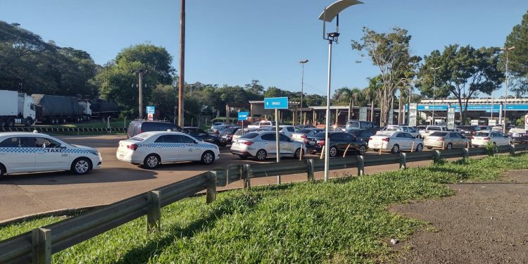 Longas filas para atravessar para a Argentina neste início de semana