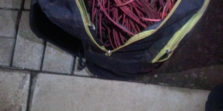 Homem é preso com fios furtados da Avenida Costa e Silva