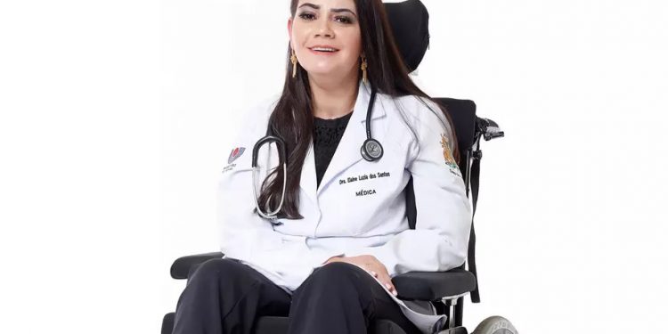 Unioeste forma a primeira estudante de Medicina com tetraparesia do Brasil