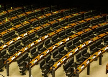 Cerca de 70 parlamentares trocaram de legenda na janela partidária