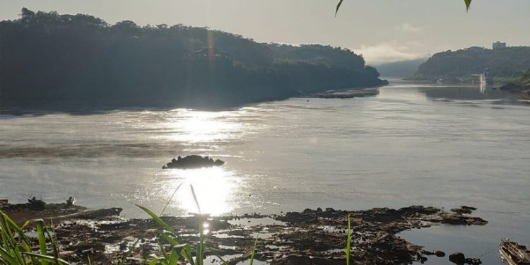 Balsa entre Franco e Iguazú não consegue operar por baixa no Rio Paraná