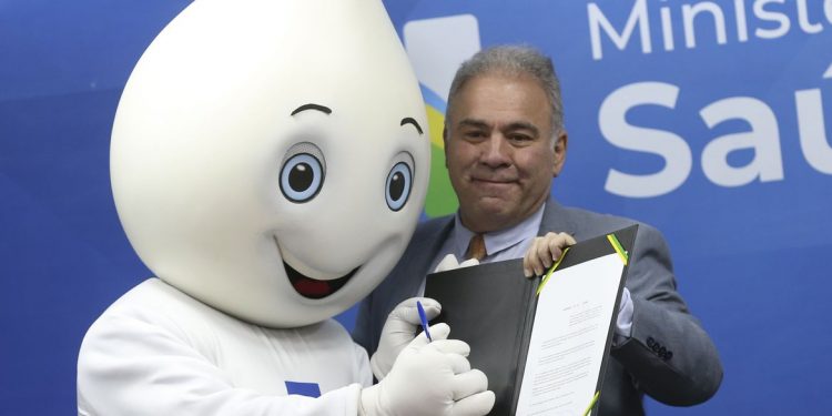 Covid-19: ministro oficializa fim de emergência sanitária