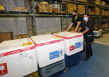 Mais de 289 mil vacinas contra a Covid-19 e Influenza são distribuídas às Regionais de Saúde