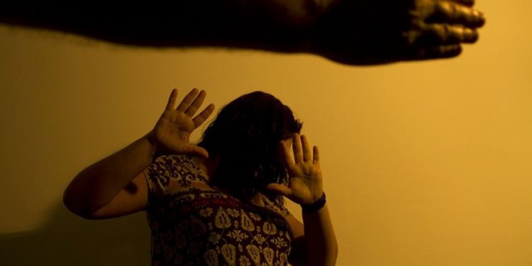 Nova lei prevê prisão para servidor que destratar vítima de violência