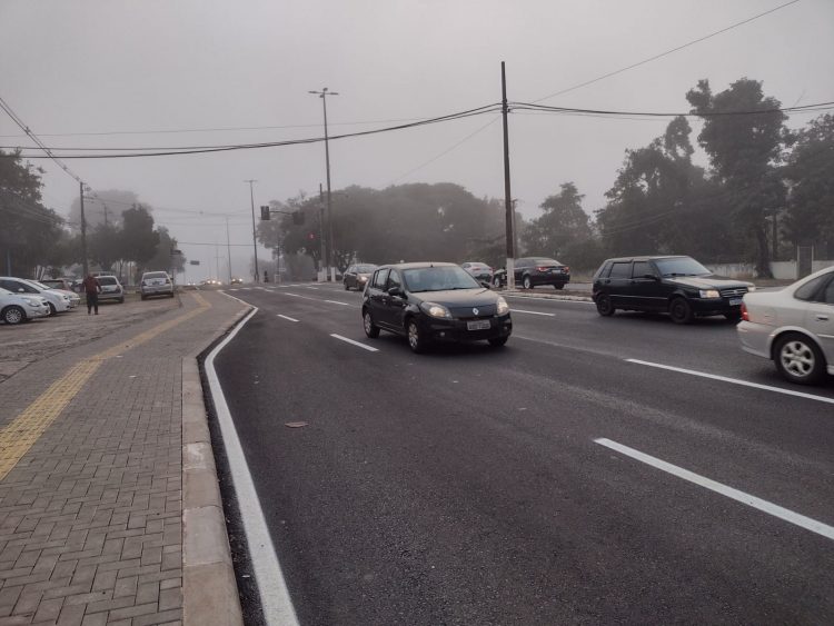 Empresa realiza trabalho de pintura da sinalização na Av. Costa e Silva