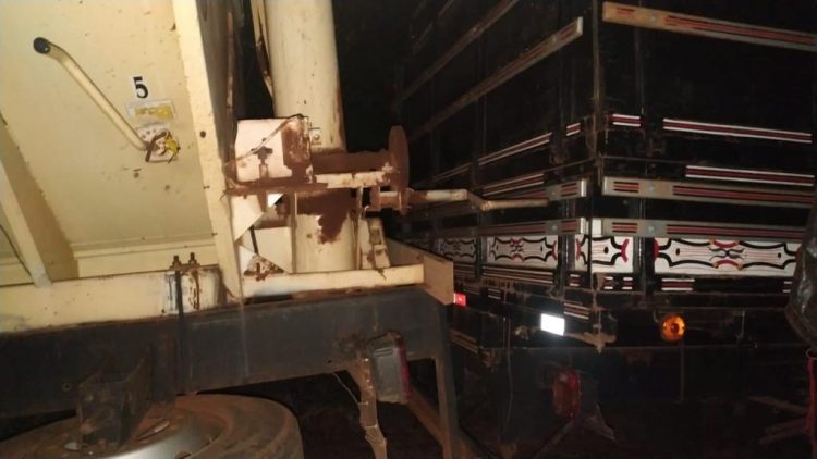 PF apreende caminhões com cargas milionárias de cigarros contrabandeados