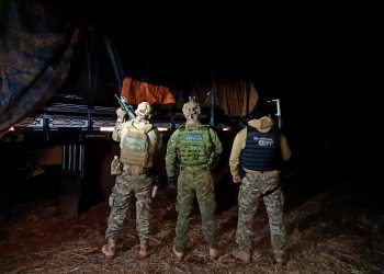 PF apreende caminhões com cargas milionárias de cigarros contrabandeados