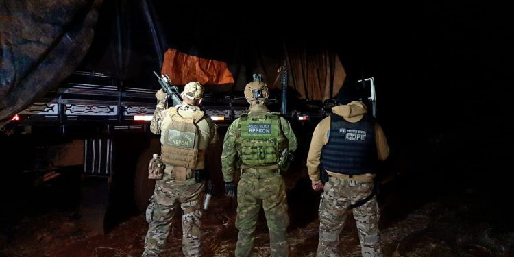 PF apreende caminhões com cargas milionárias de cigarros contrabandeados