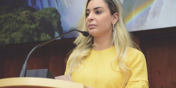Eleitor protocola pedido de cassação contra a vereadora Protetora Carol