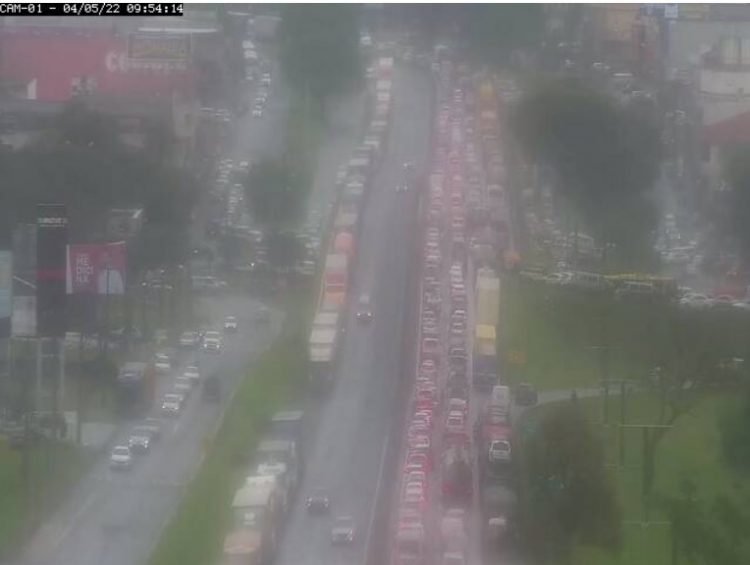 Caminhões formam fila quilométrica à espera de liberação em Foz do Iguaçu