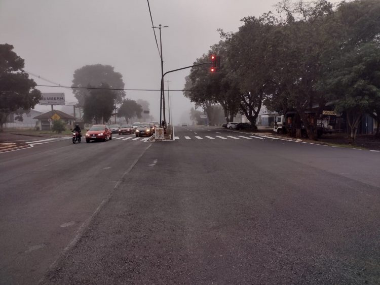 Empresa realiza trabalho de pintura da sinalização na Av. Costa e Silva