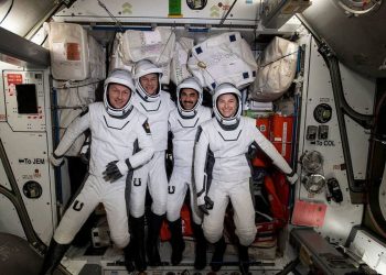 Cápsula da SpaceX retorna com 4 astronautas após missão de seis meses