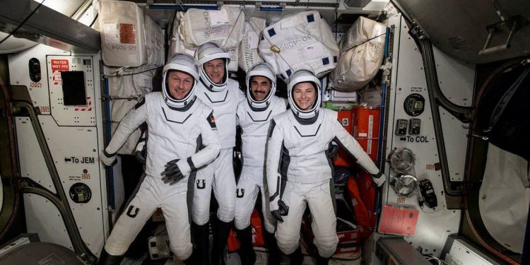 Cápsula da SpaceX retorna com 4 astronautas após missão de seis meses