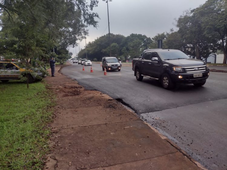 Faixa elevada está sendo instalada na Av. Costa e Silva, próximo a GM