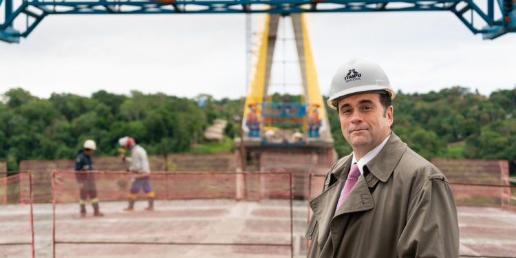 Em visita à Itaipu, embaixador do Paraguai enaltece parceria entre países