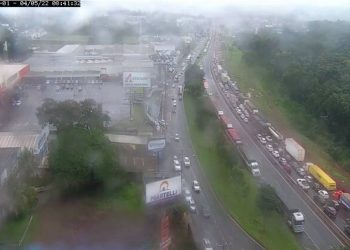 Caminhões formam fila quilométrica à espera de liberação em Foz do Iguaçu