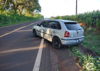 Jovens são flagradas dormindo dentro de carro em rodovia
