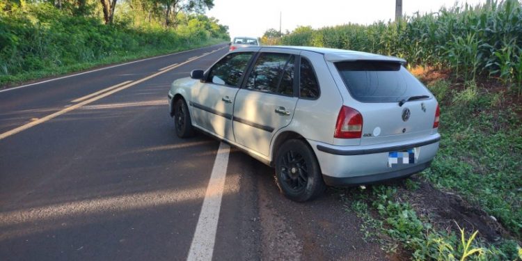 Jovens são flagradas dormindo dentro de carro em rodovia