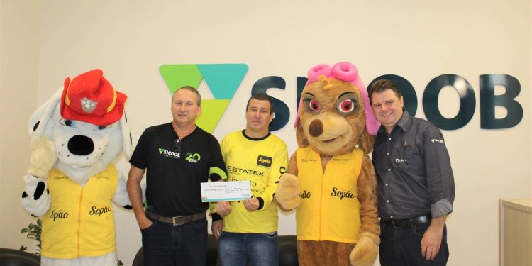 Sicoob Três Fronteiras doa recursos a projetos sociais por participação de cooperados em reunião preparatória