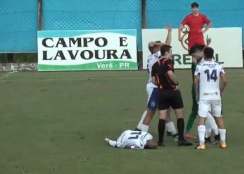 Jogador do Foz do Iguaçu sofre fratura exposta em jogo pelo Paranaense