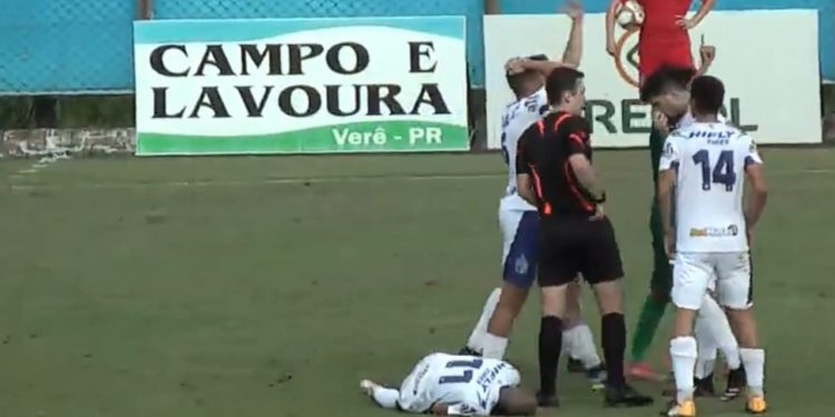 Jogador do Foz do Iguaçu sofre fratura exposta em jogo pelo Paranaense