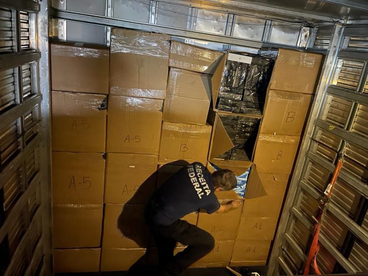Receita Federal apreende caminhão com mais de R$ 2 milhões em produtos em fundo falso
